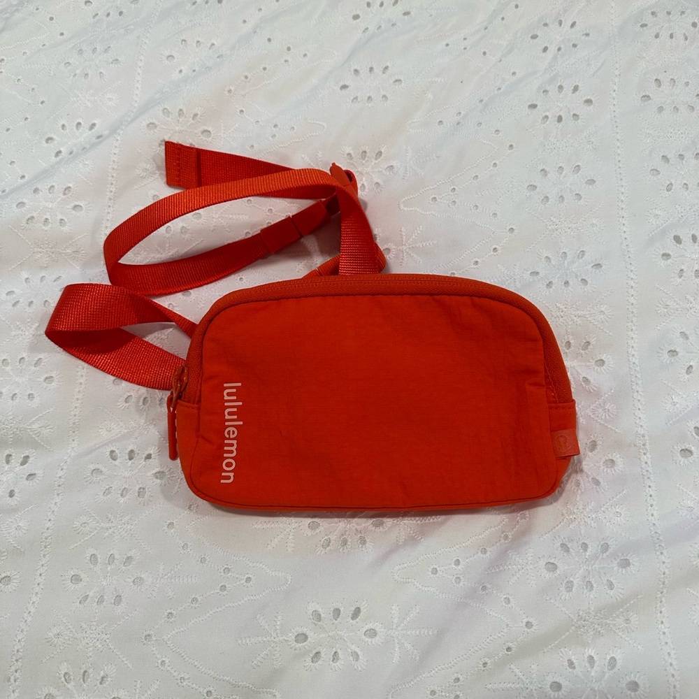 Mini Lululemon belt bag